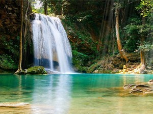 fond d'ecran anime d'une cascade tropicale